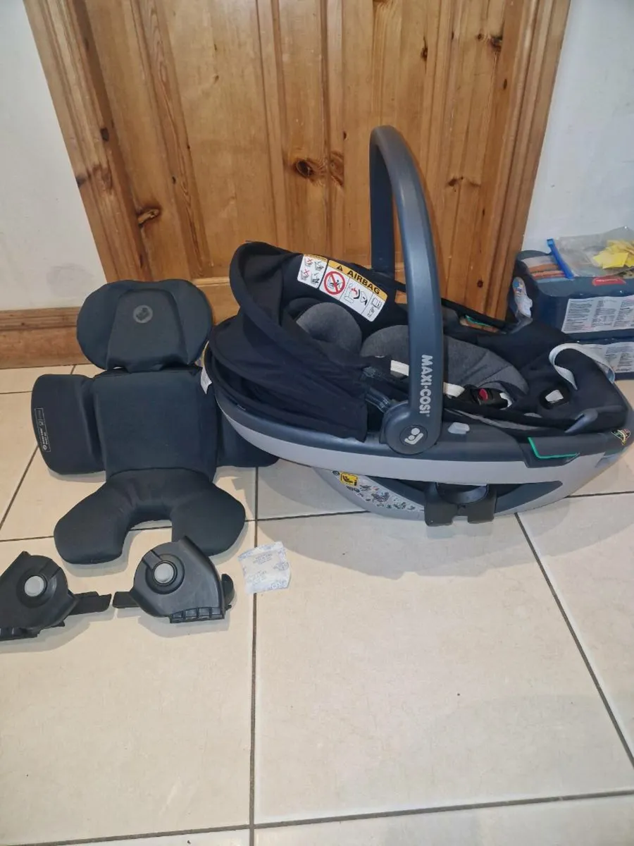 Maxi cosi car seat set - Image 2
