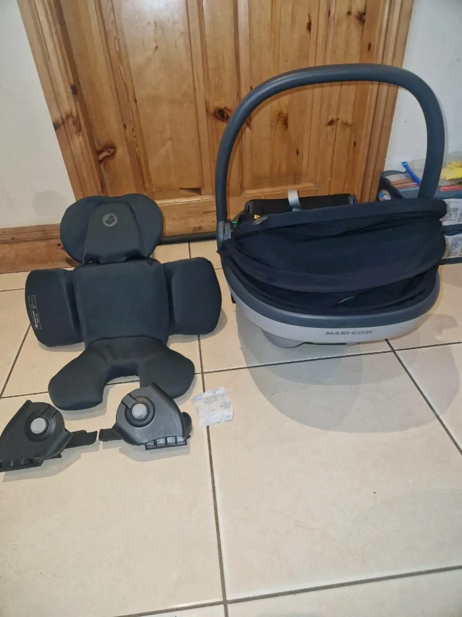 Maxi cosi car seat set - Image 3