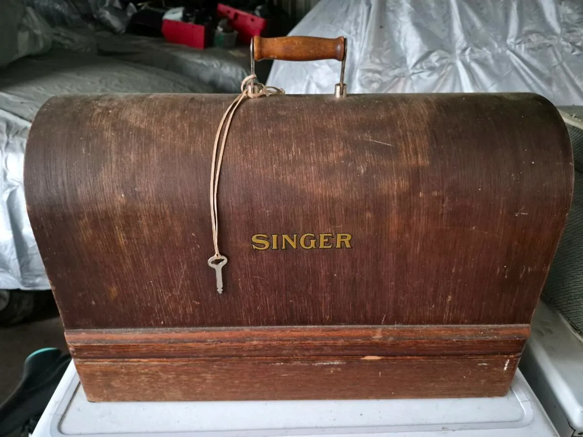 Old Alfa and Singer sewing machines - Image 4