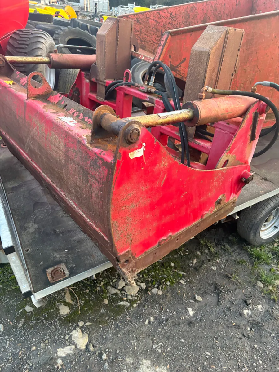 Red rock shear grab - Image 1