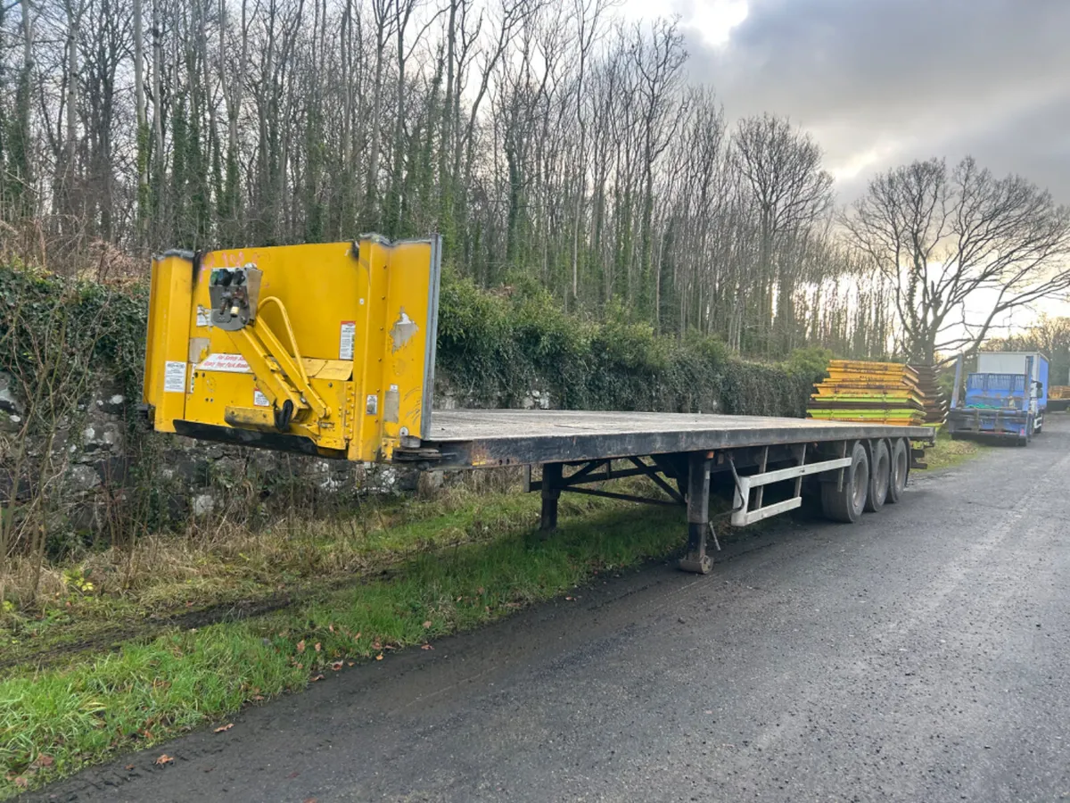 2012 sdc 3 axle flat trailer - Image 1