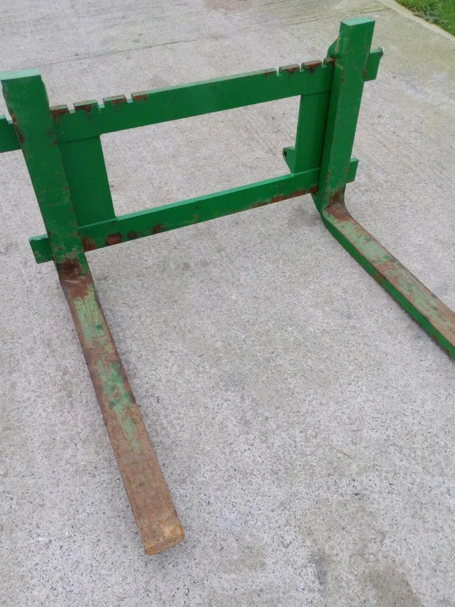 John Deere pallet forks - Image 1