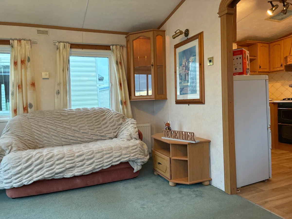 AND IT HAS A BEAUTIFUL BATHROOM - Image 3