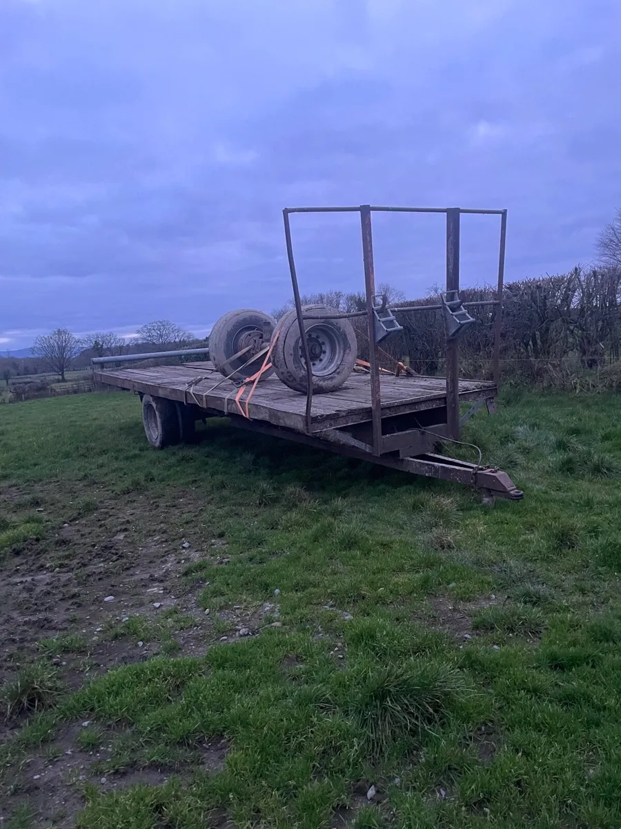 Bale trailer - Image 1