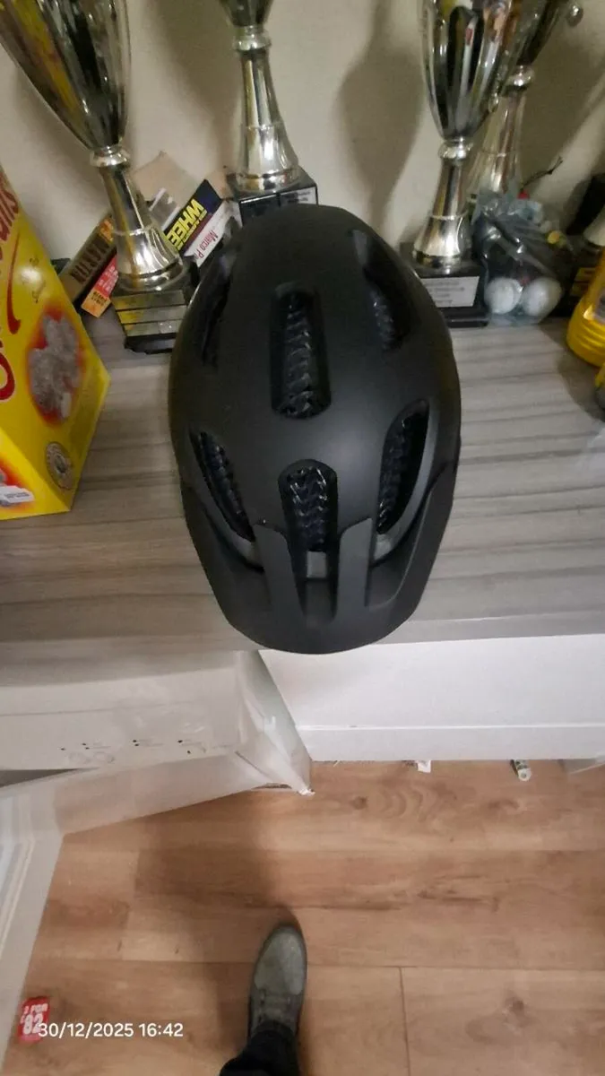 Bontrager Helmet unused - Image 1