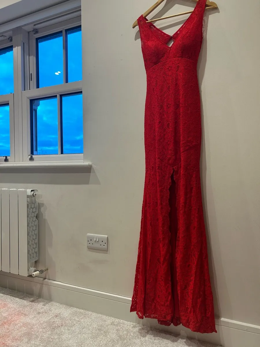BEAUTIFUL FULL LENGTH LACE RED DRESS - Image 1