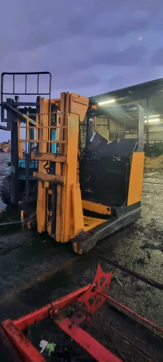 Forklift mast - Image 1