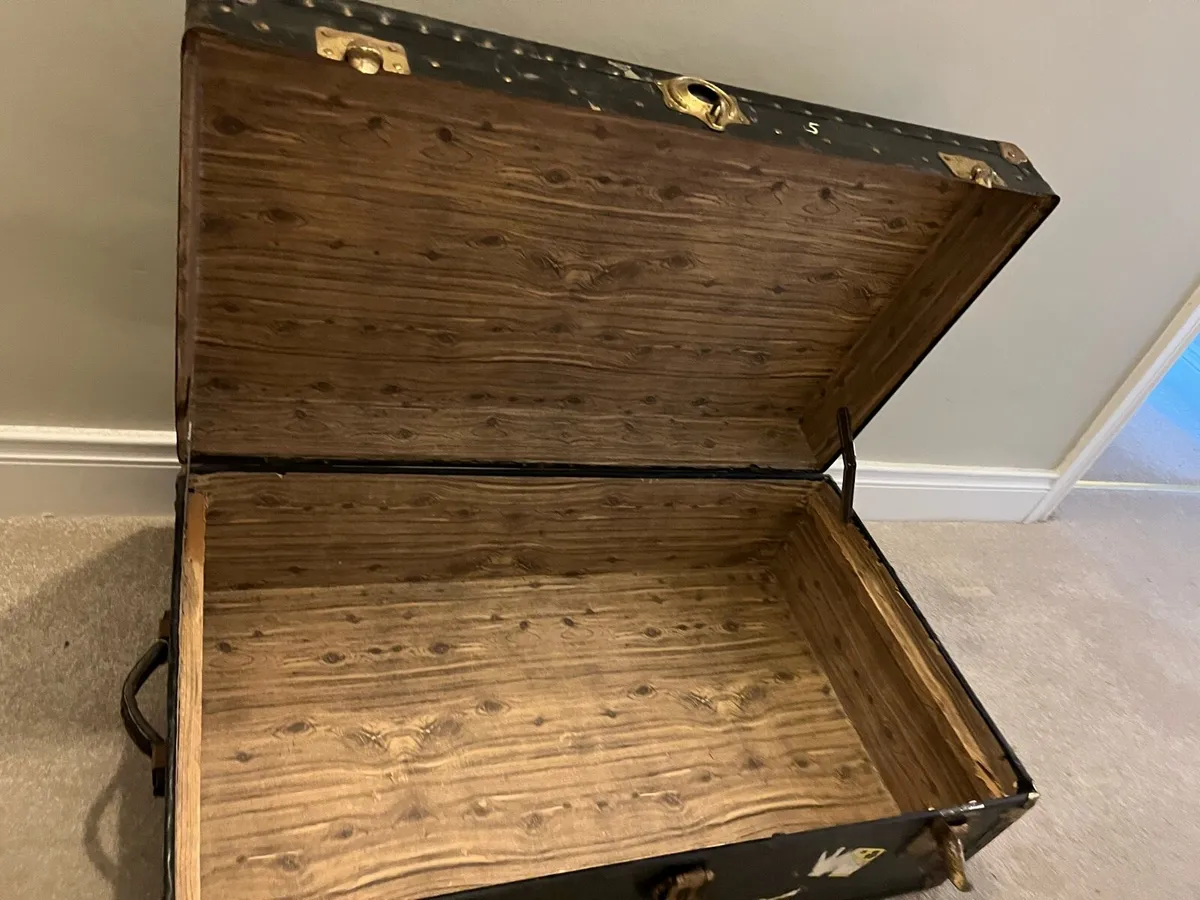 Steamer trunk blanket box - Image 4