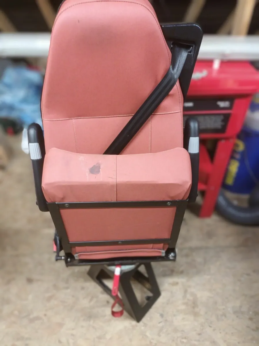 Swivel Seats & Rear Panel - Image 3