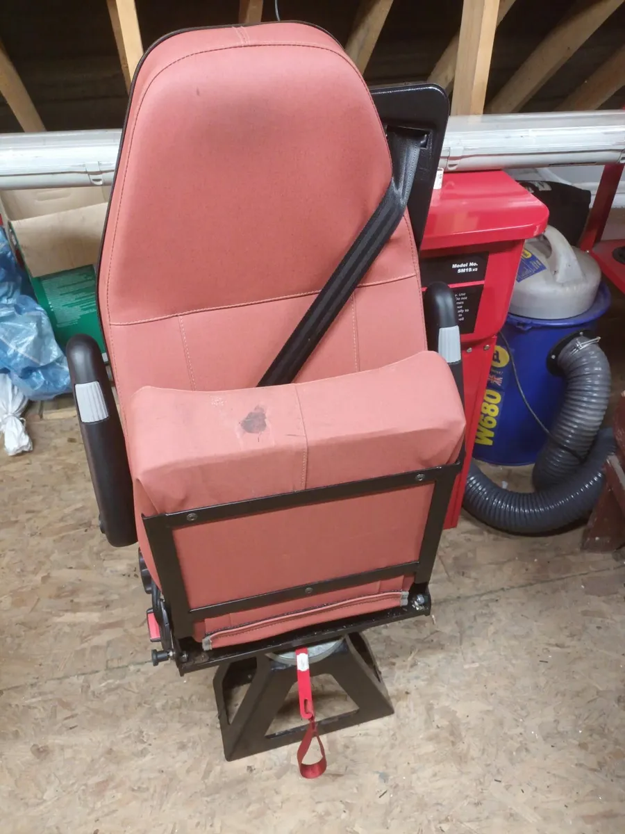 Swivel Seats & Rear Panel - Image 4