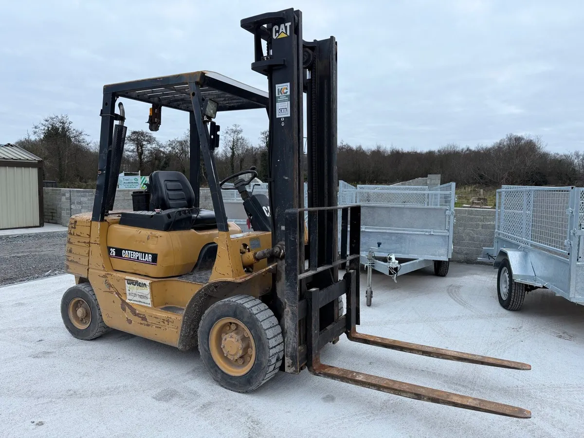 Deisel caterpillar forklift 2.5 tone - Image 1