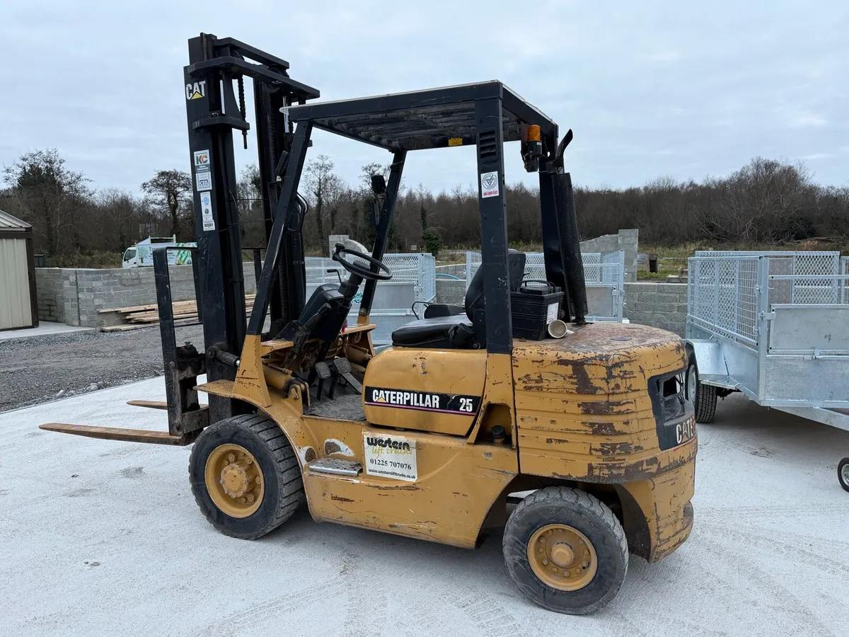 Deisel caterpillar forklift 2.5 tone - Image 2