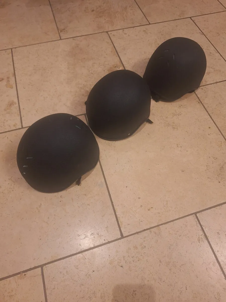 Back protectors and helmets - Image 2