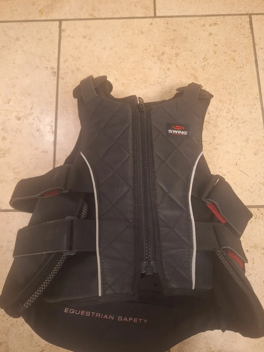 Back protectors and helmets - Image 1