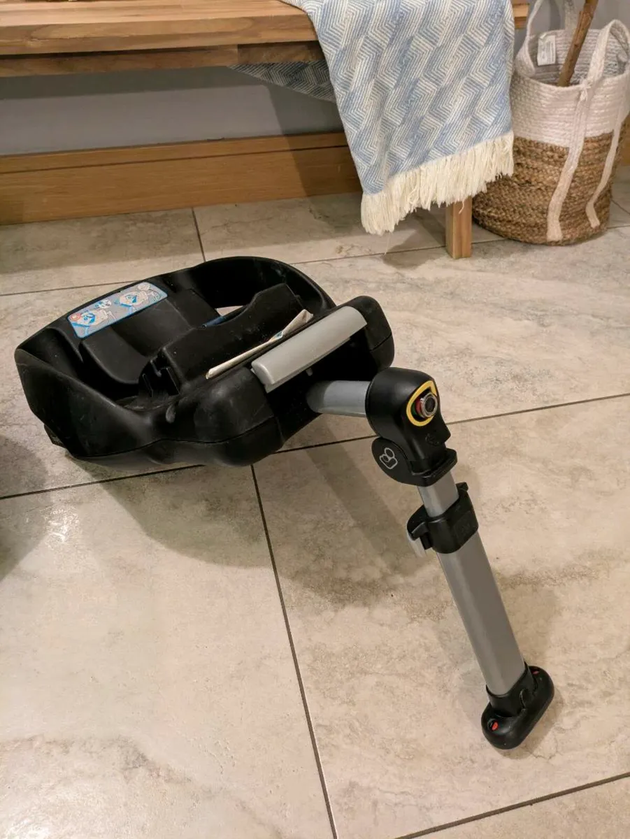 Maxi Cosi pebble and isofix base - Image 3