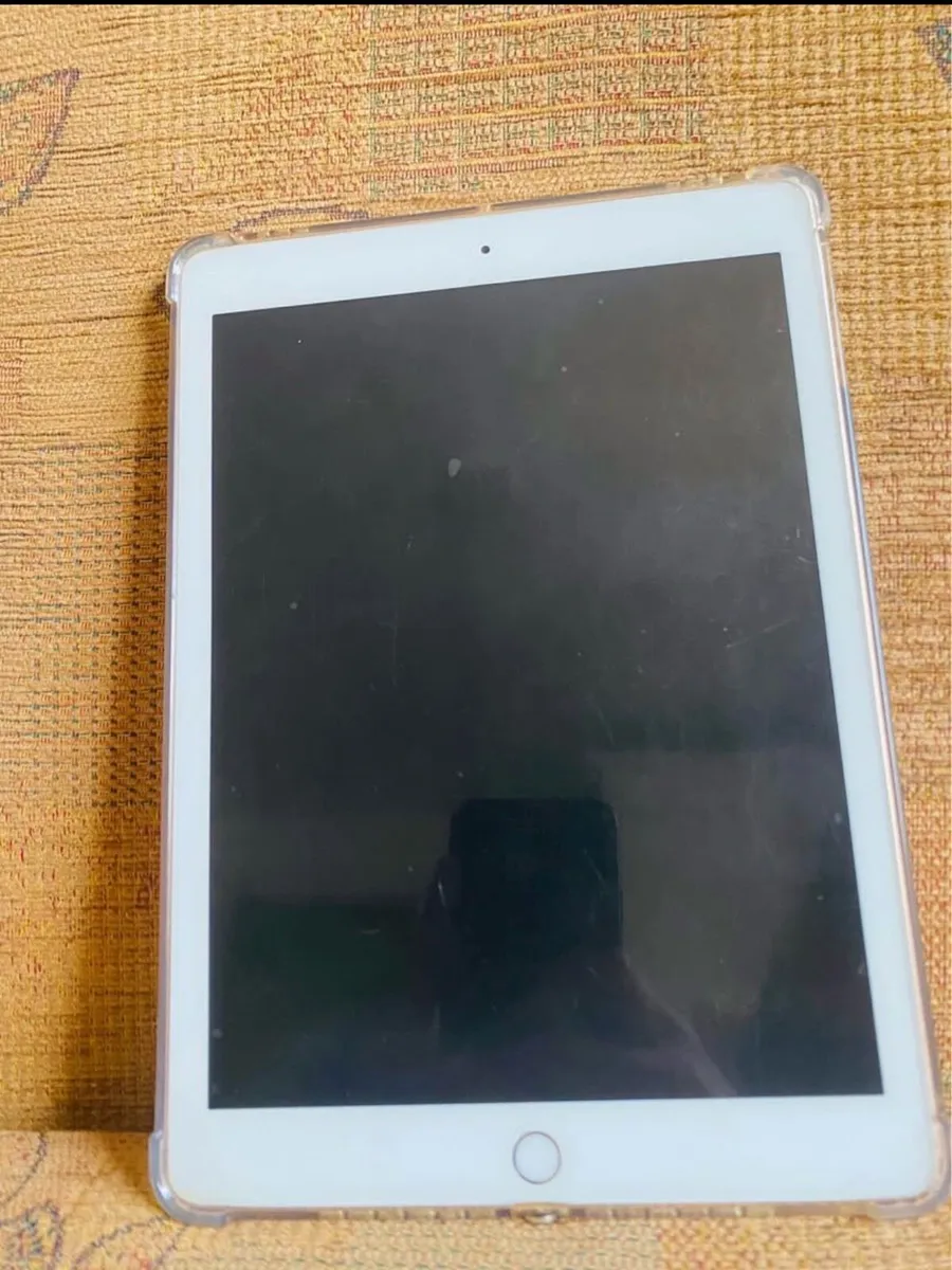 iPad (6th Generation) - Image 2