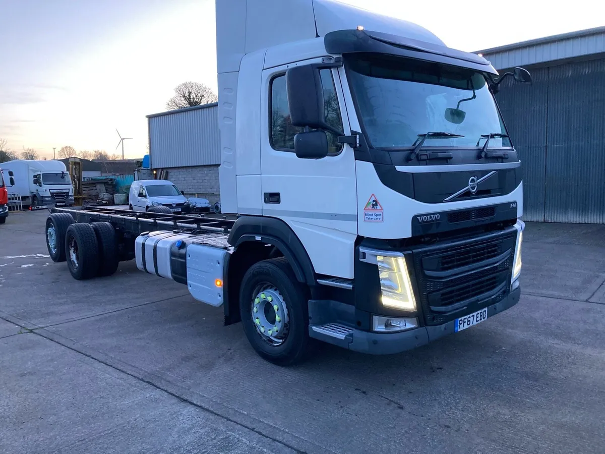 2018 Volvo FM day cab6x2 30 ft chassis cab - Image 1