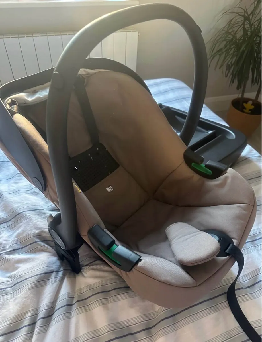 Cosatto giggle 4 Newborn bundle - Like new - Image 2