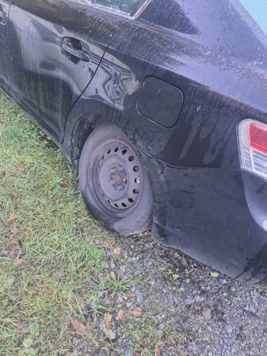 Toyota Avensis 2011/ Hyundai I 40 - Image 4