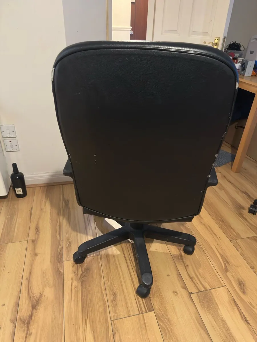 Headset and chair great deal - Image 1