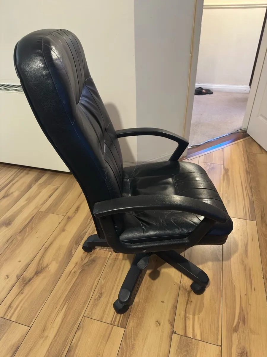 Headset and chair great deal - Image 3