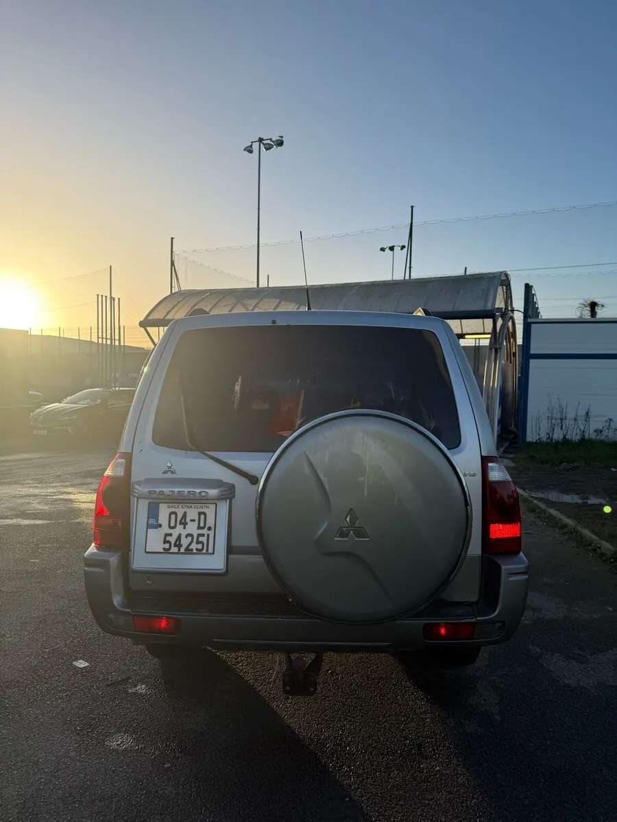 MITSUBISHI PAJERO LWB 2004 low mileage - Image 4