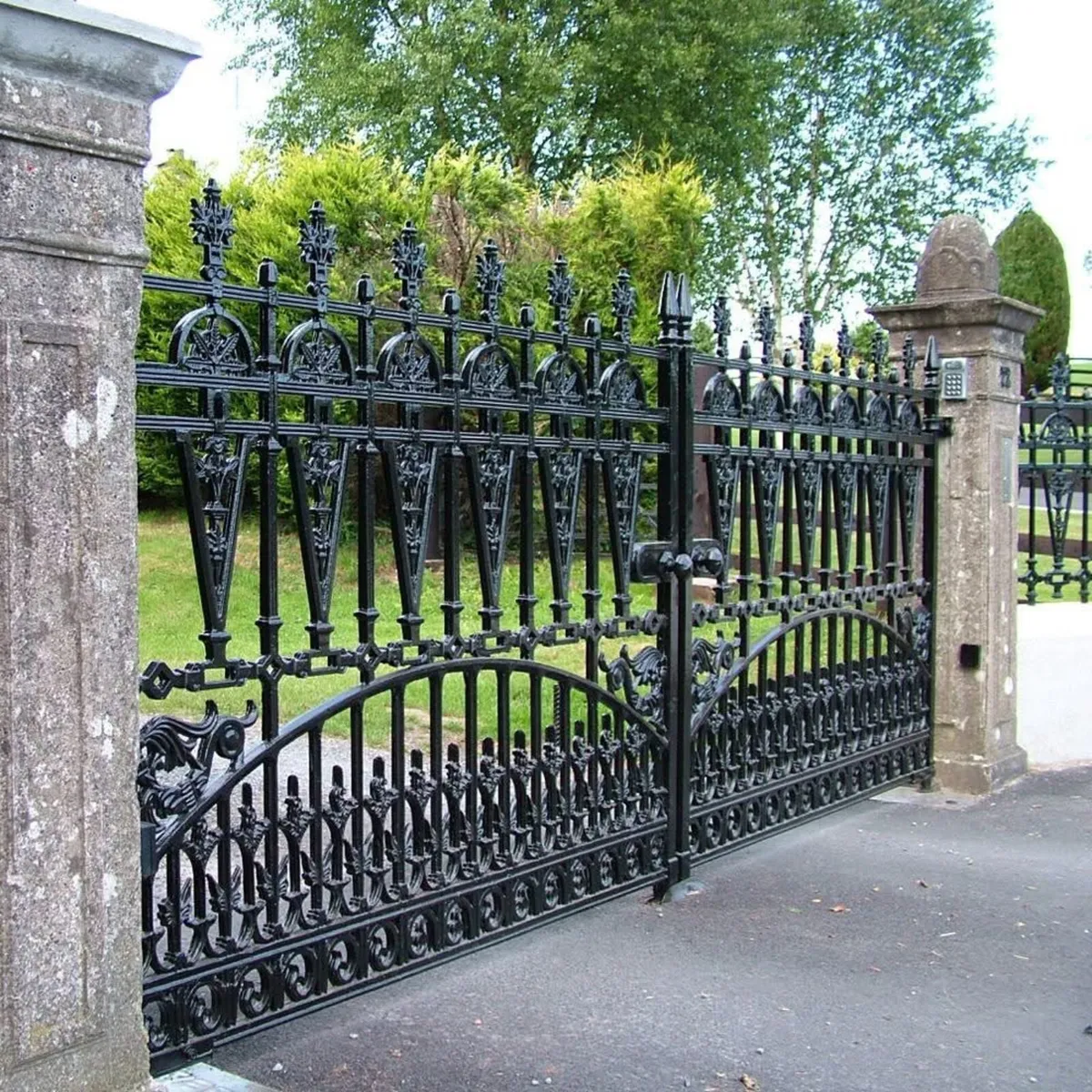 SOLID CAST IRON GATES WITH POSTS - Image 3