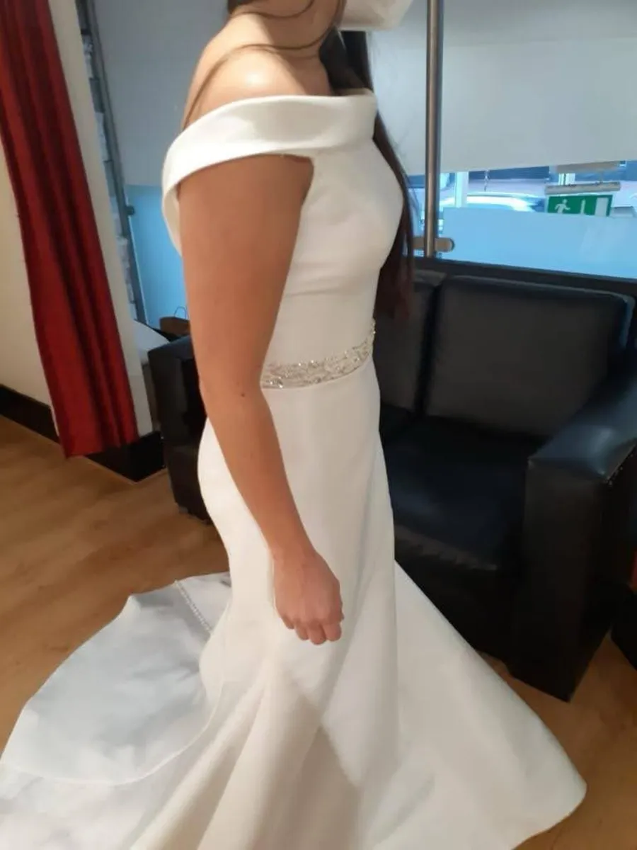 Off-the-shoulder wedding dress - Image 3