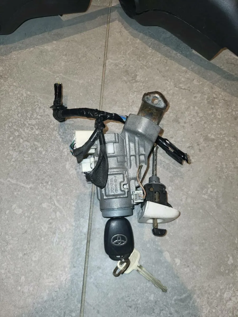 Toyota Aqua full ignition lock ,key and cover. - Image 4