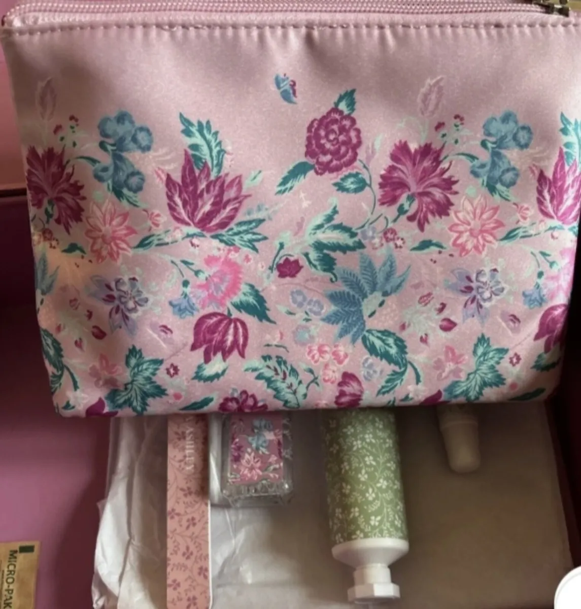 Laura Ashley Beauty Gift Sets - Image 3