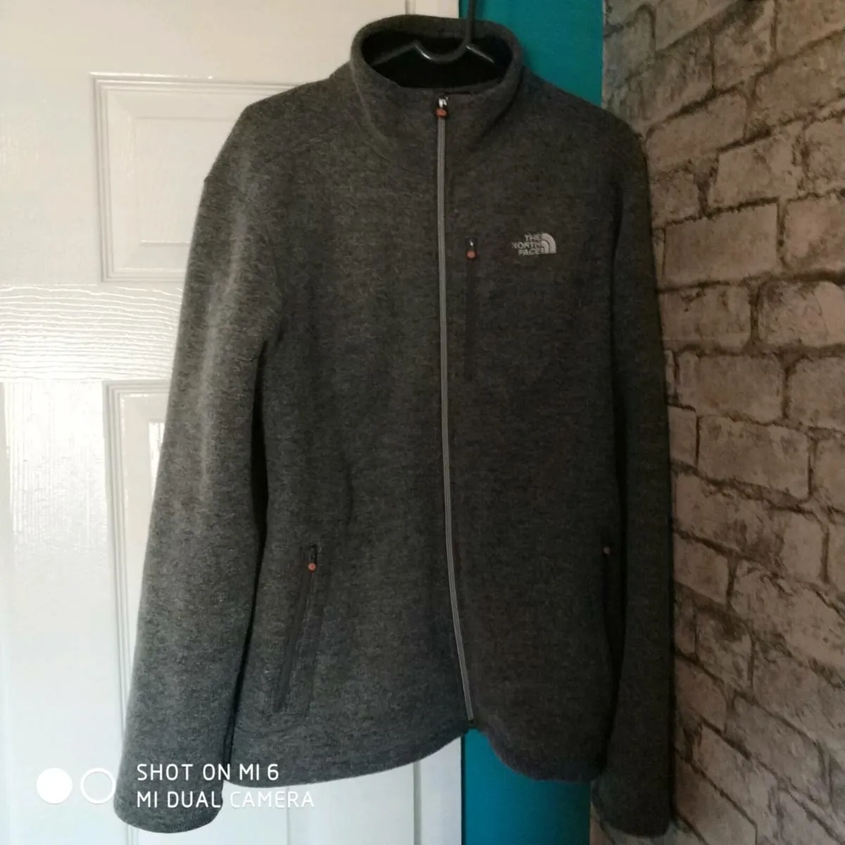 North FACE   2 HAT ,GLOVES. JACKET NORTH FACE - Image 3