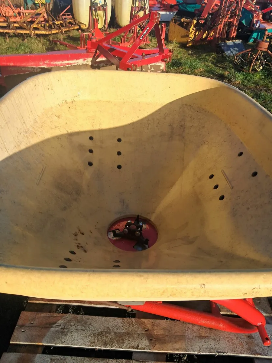 Vicon fertiliser spreader - Image 2