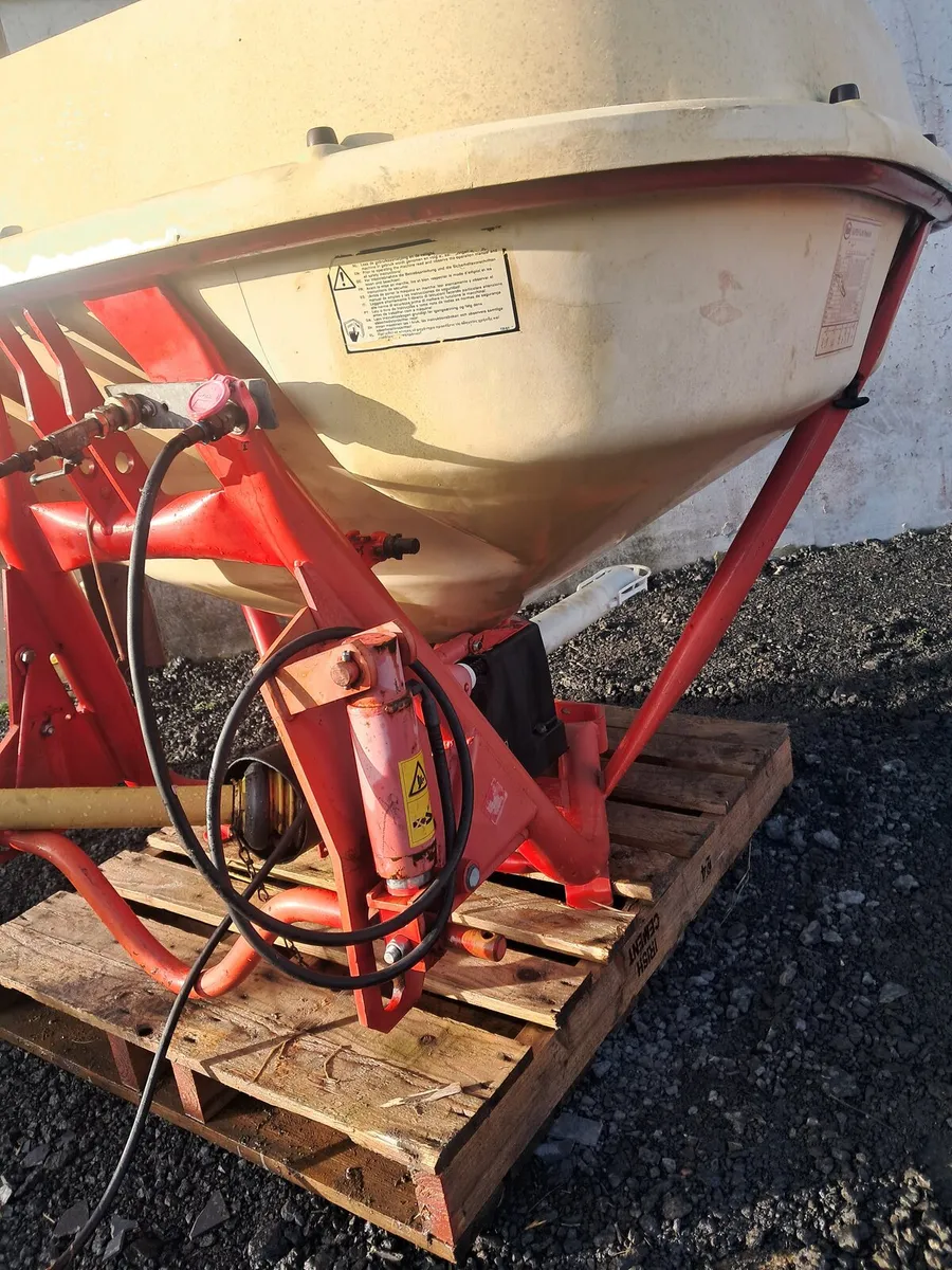 Vicon fertiliser spreader - Image 2
