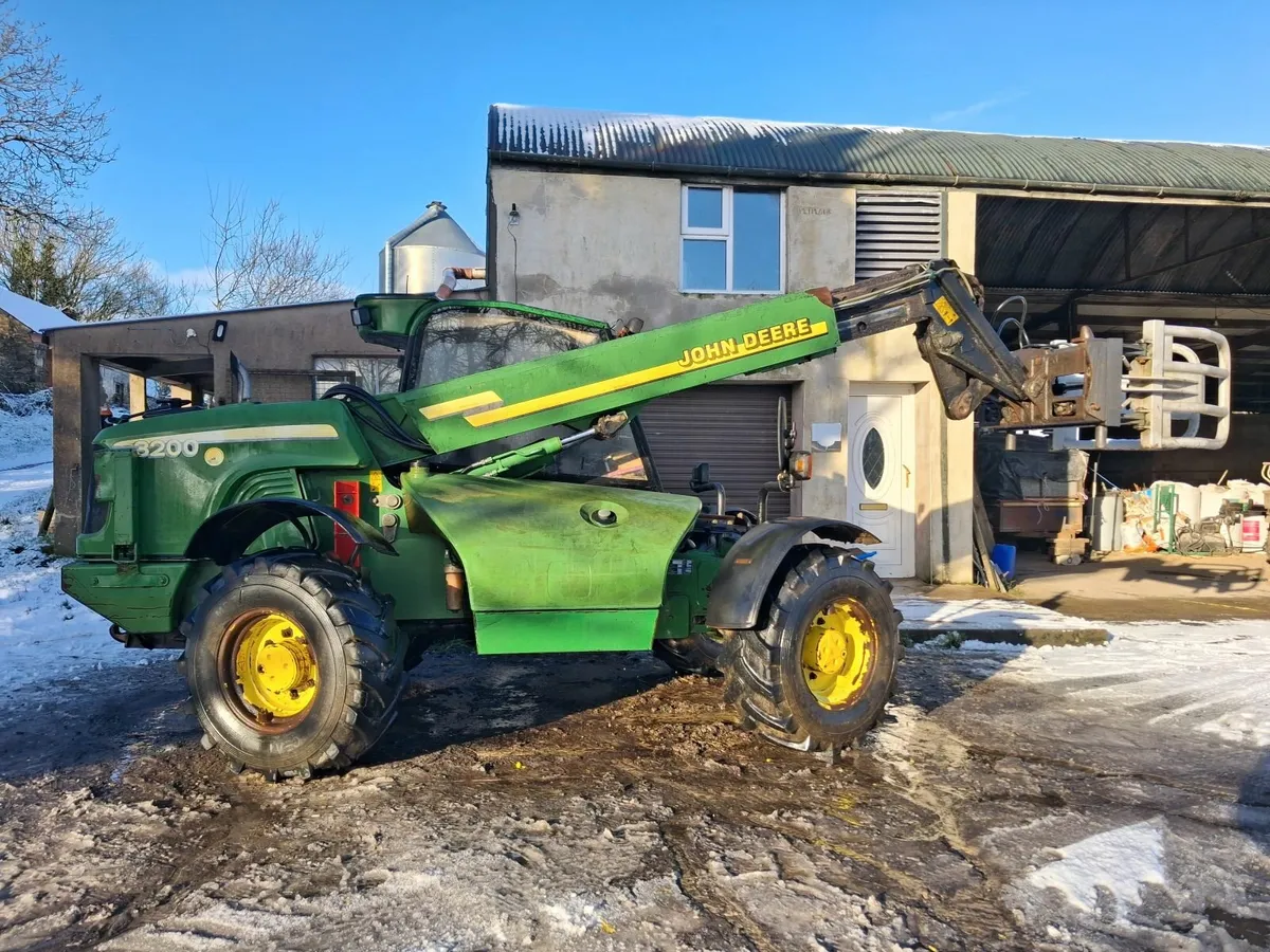 John Deere 3200 Telehandler - Image 1