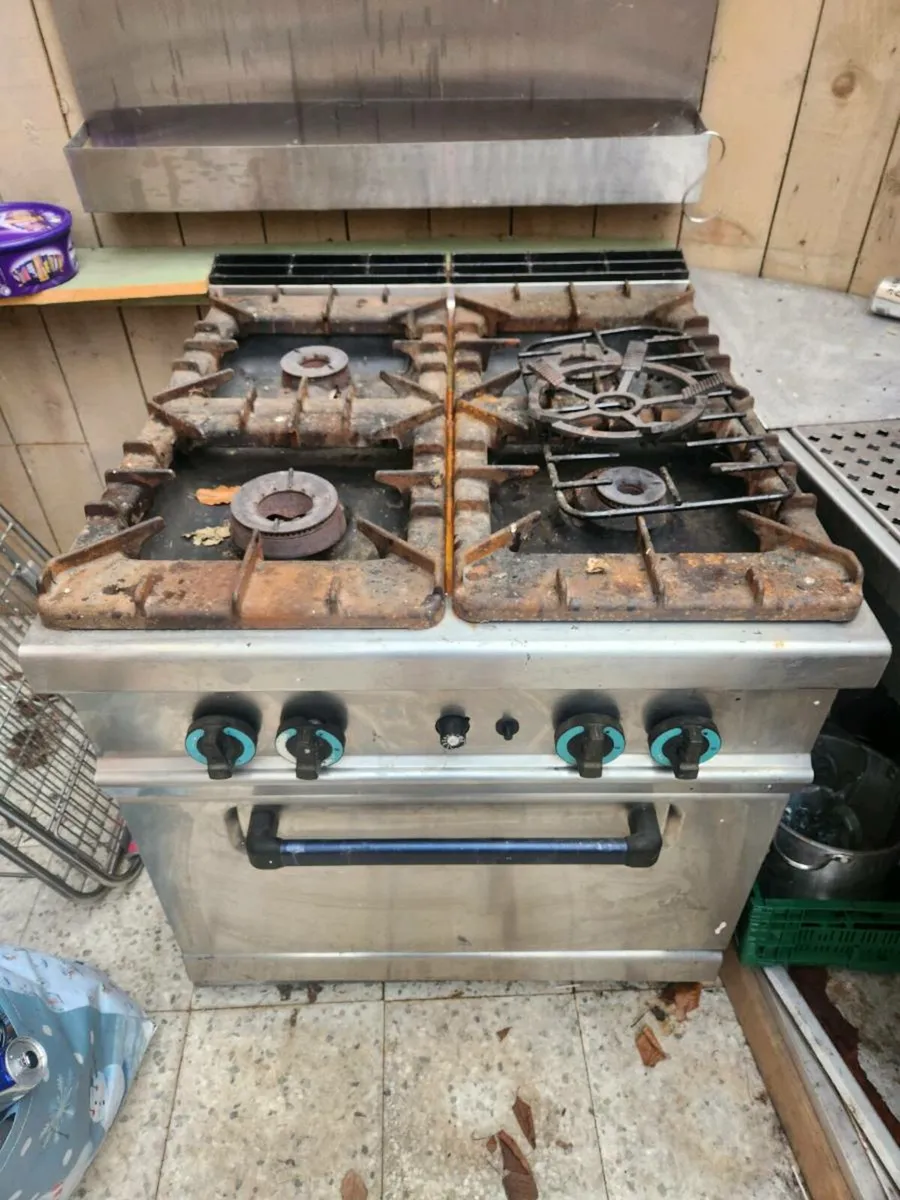 4 ring gas cooker with oven - Image 1