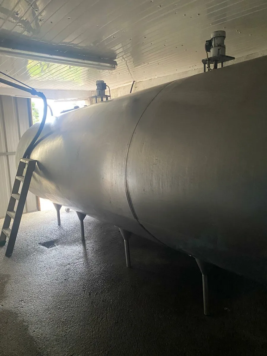 Bulk milk tank