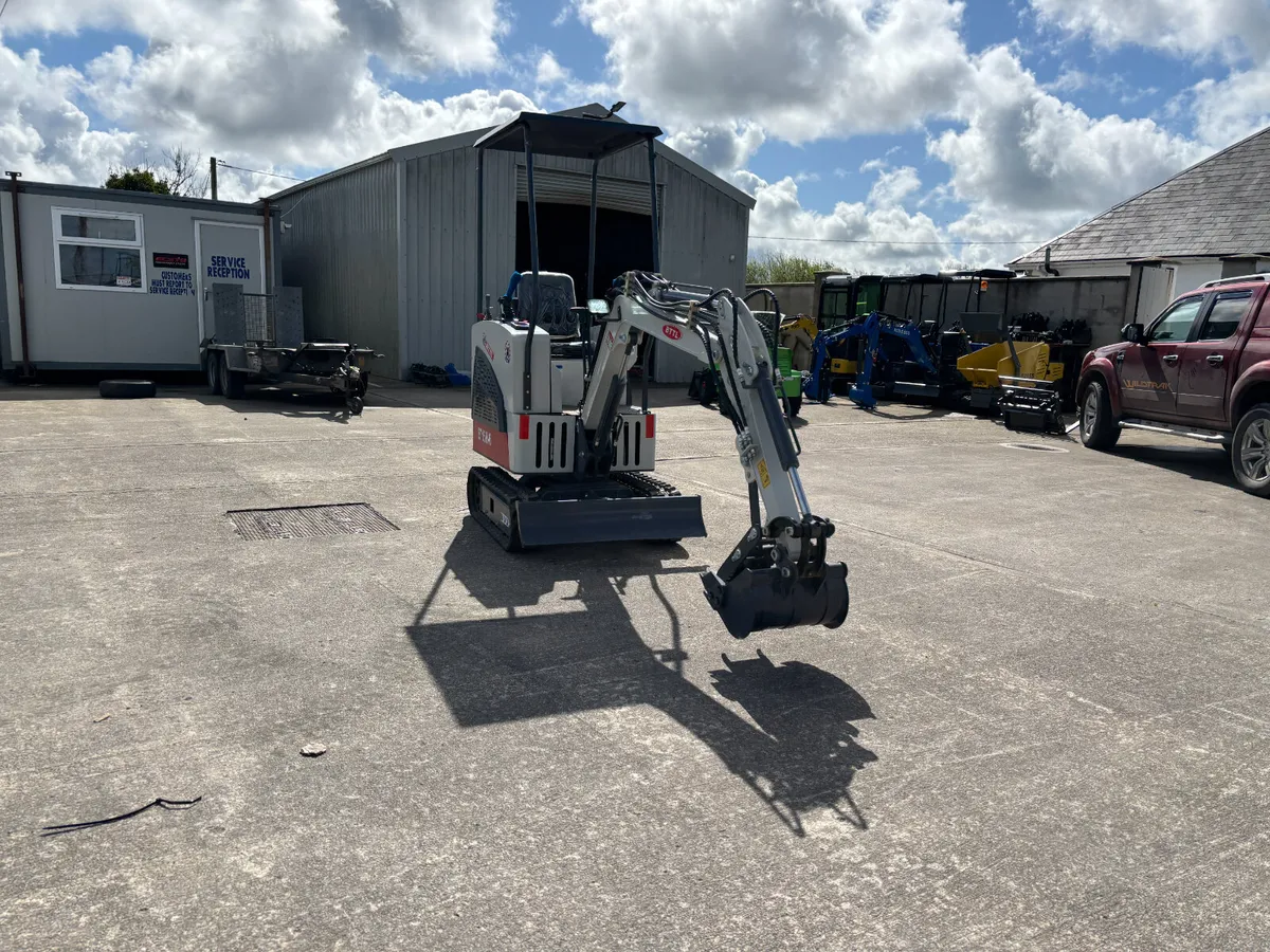 Briggs & Stratton Powered BTTL 1.5 Ton Mini Digger - Image 4