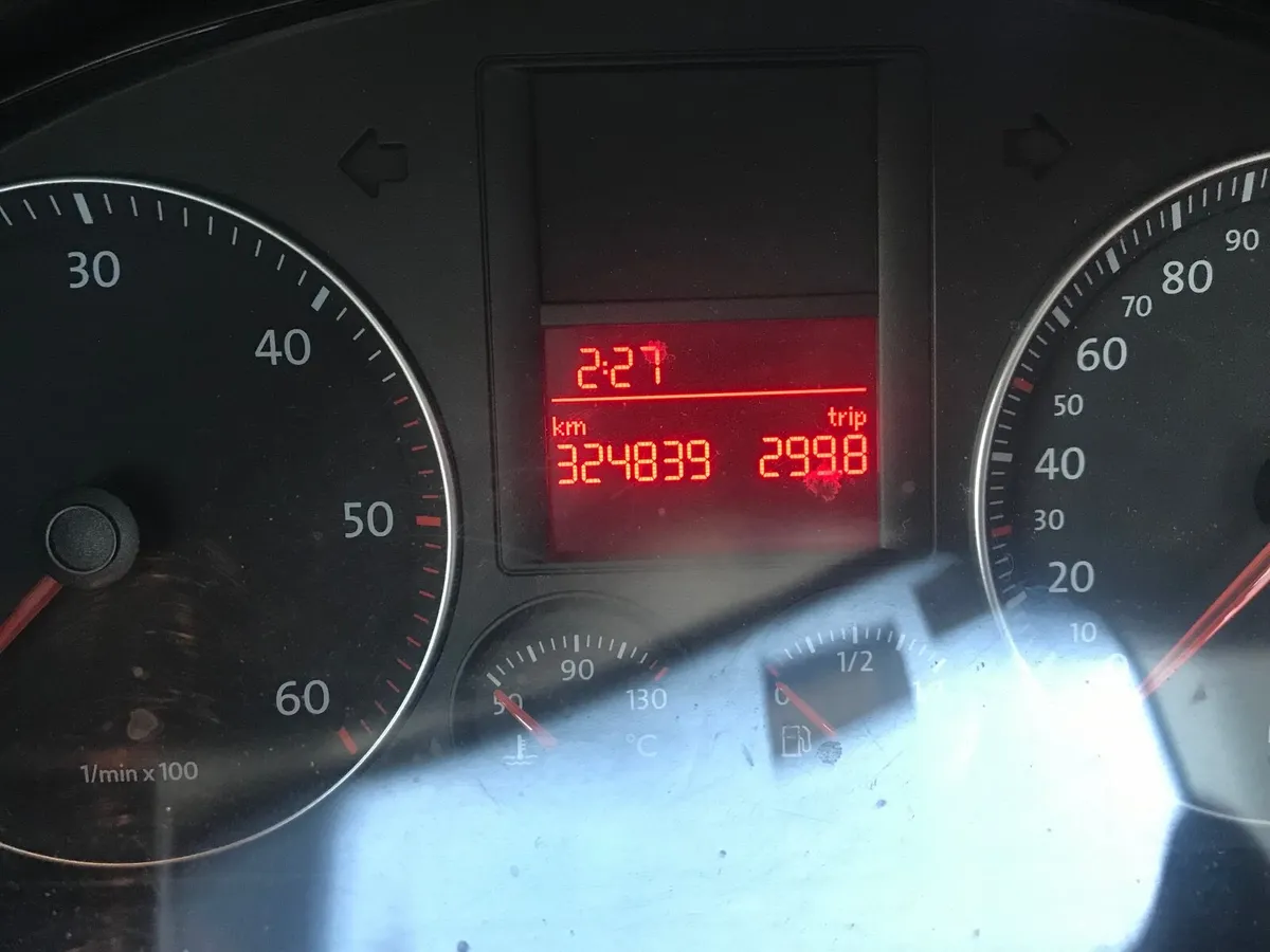 Volkswagen Jetta   Car - Image 3