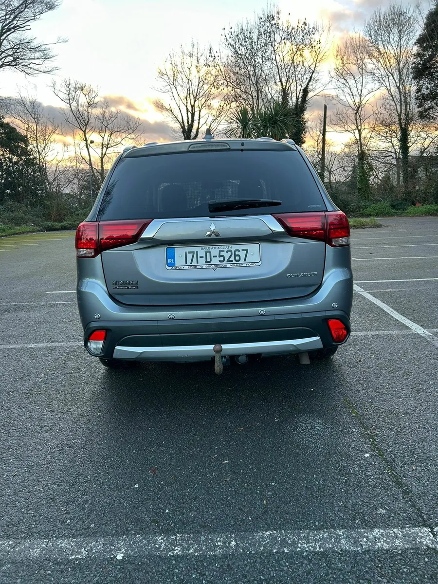 2017   MITSUBISHI  OUTLANDER 2.3 DISEL 4WD*NO VAT - Image 4