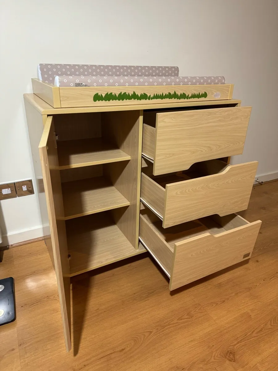 KUB Baby Changing Table + New Mat - Image 3