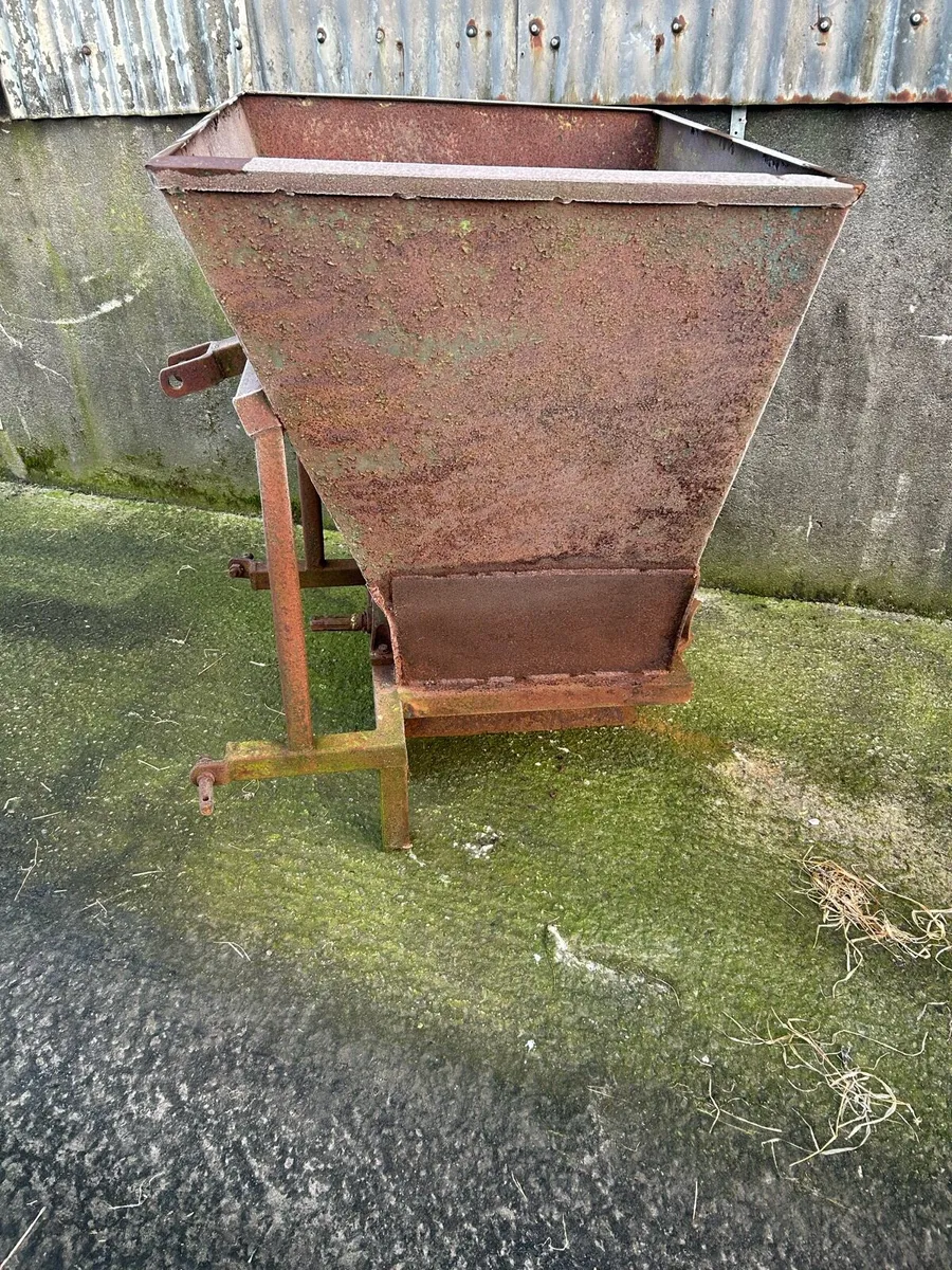 Beet chopper and feeding trailer - Image 2