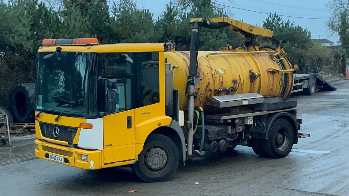 2010 Mercedes Econic 4x2 Gully/Vacuum Tanker - Image 1