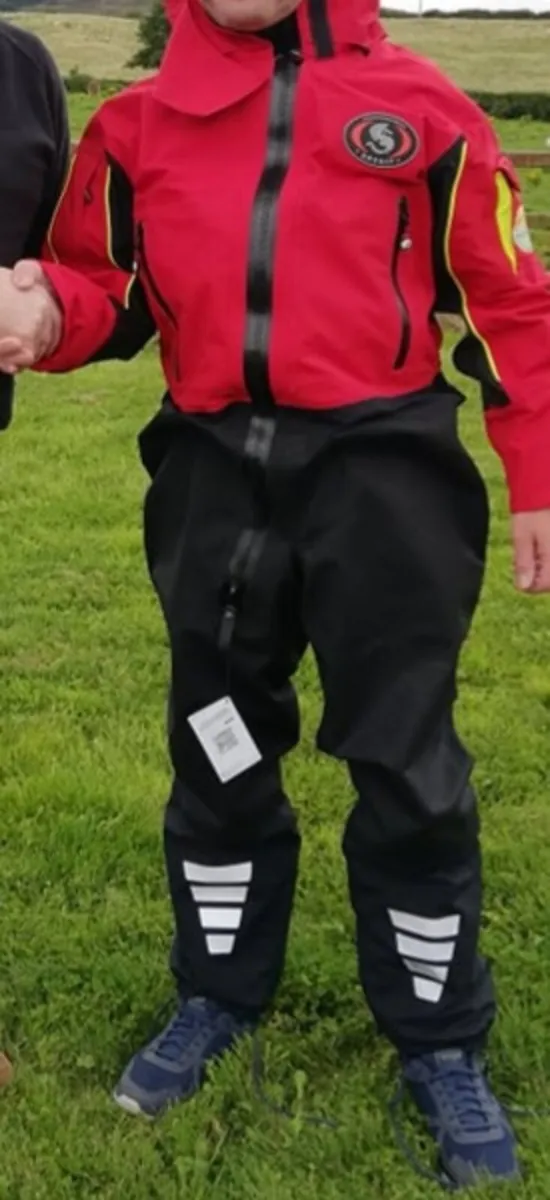 Kayak and drysuit - Image 1