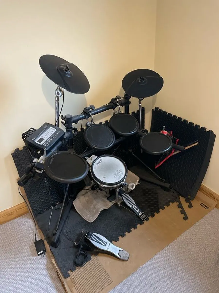 Roland TD-3 - Eletronic Drum - With Drum Stools, Kick Pedal and 1 pair of Sticks - Image 1