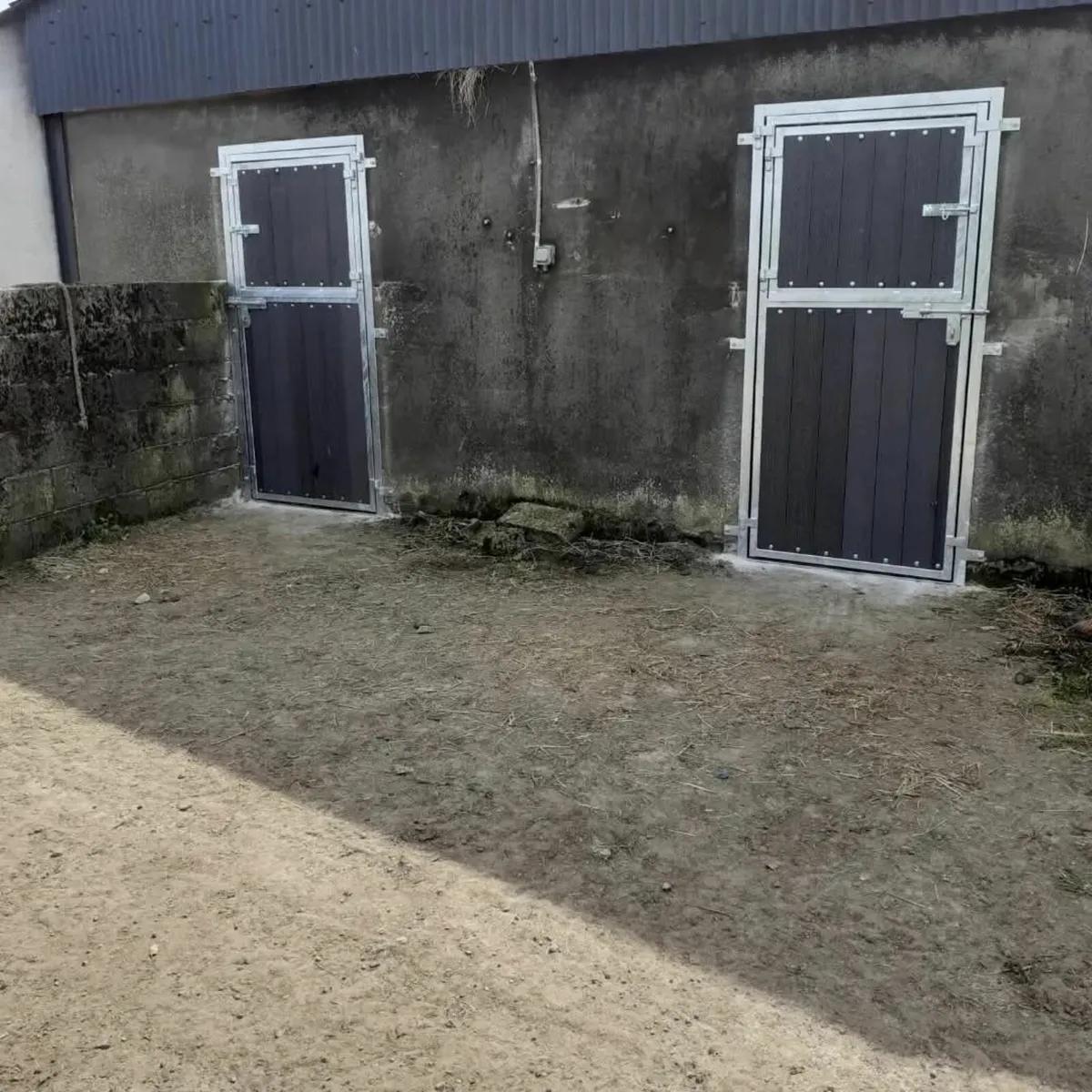 Stables, stable doors, feed barriers, divides etc. - Image 1