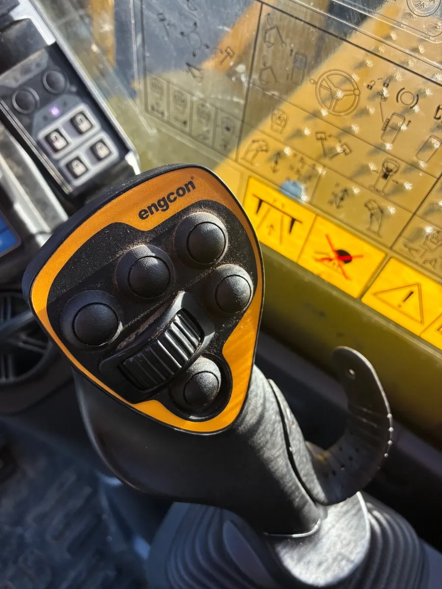 Komatsu PW138 & Engcon tilt-rotator - Image 2