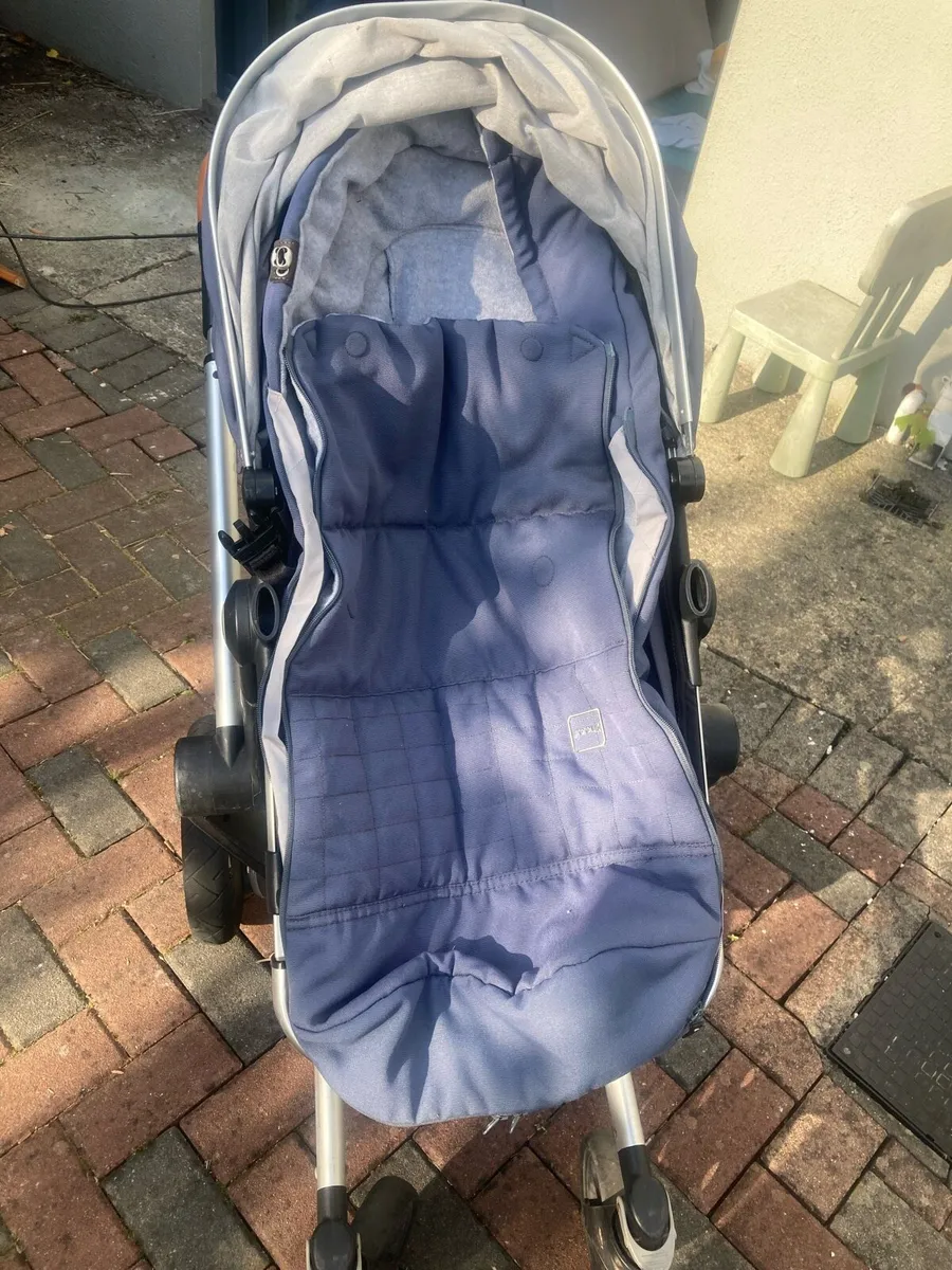 Buggy and pram - Image 2