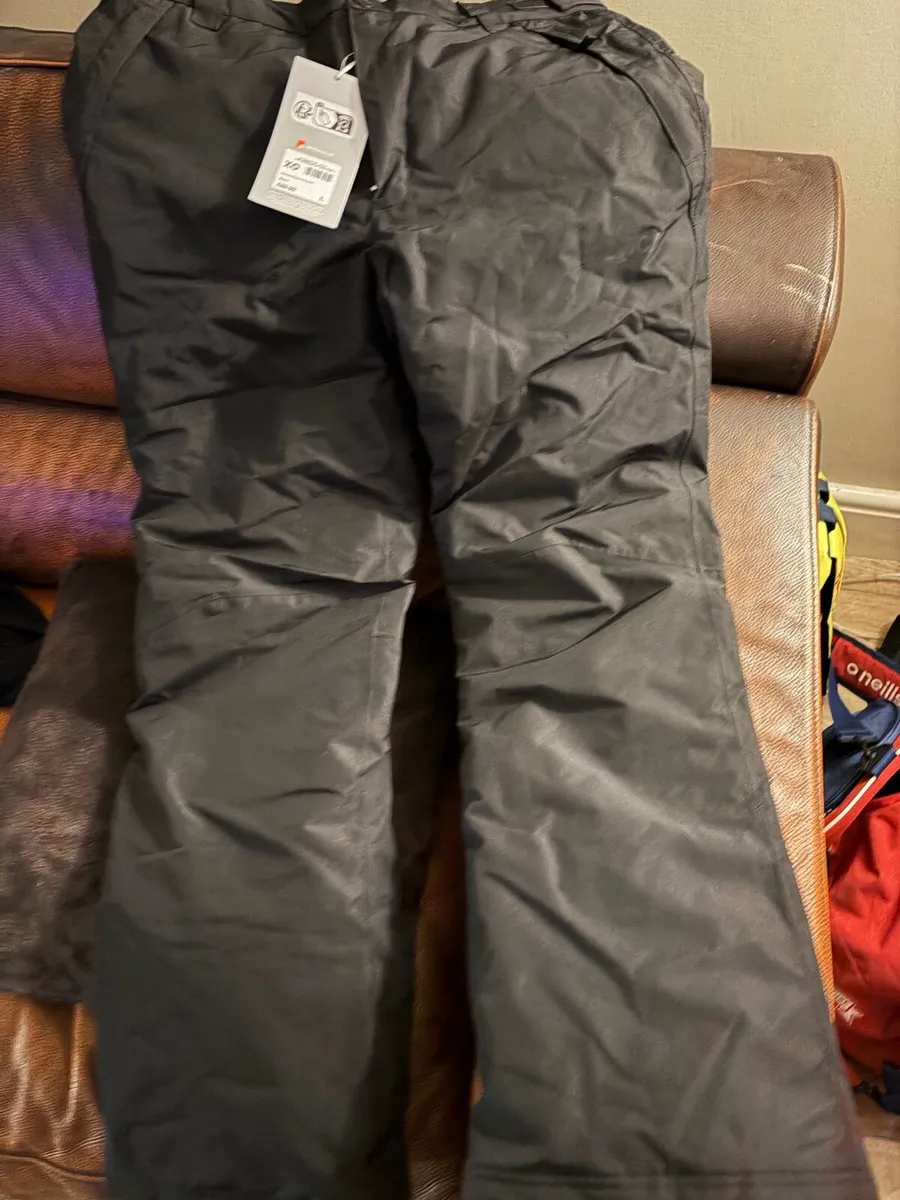 Adukts Ski jacket and pants. Size large - Image 4