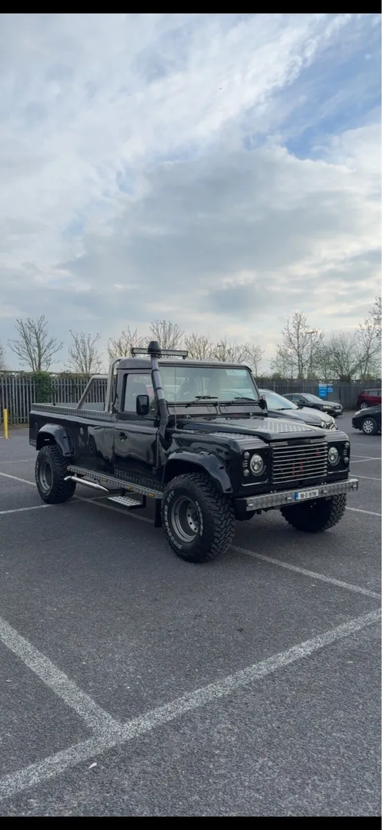 Land Rover Defender - Image 1