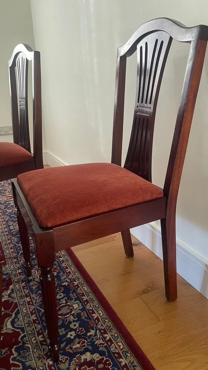 Extendable Mahogany Dining table and 6 chairs - Image 2